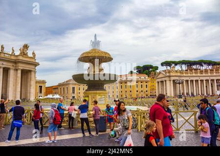 Überfüllter Petersplatz`s, Piazza San Pietro Vatican mit Brunnen, die von Carlo Maderno und Gian Lorenzo Bernini zur Verzierung des Platzes geschaffen wurden, Vatikan Stockfoto
